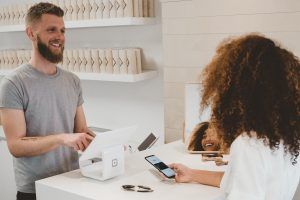 Lee más sobre el artículo Introducción a la venta: ¿Qué es y porqué compramos?